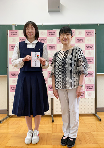 激励金贈与式の様子4 激励金贈与式の様子4